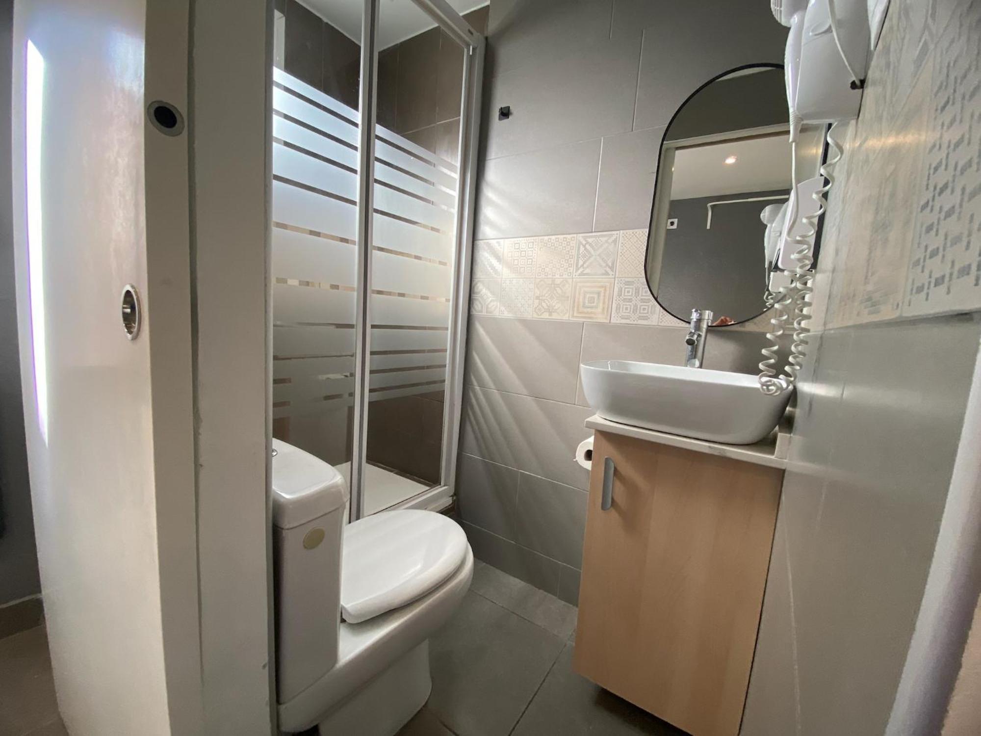 Suites Nuevas Con Bano Privado Frente Al Metro St Mwc Barcelona-Fira L’Hospitalet de Llobregat Exterior foto