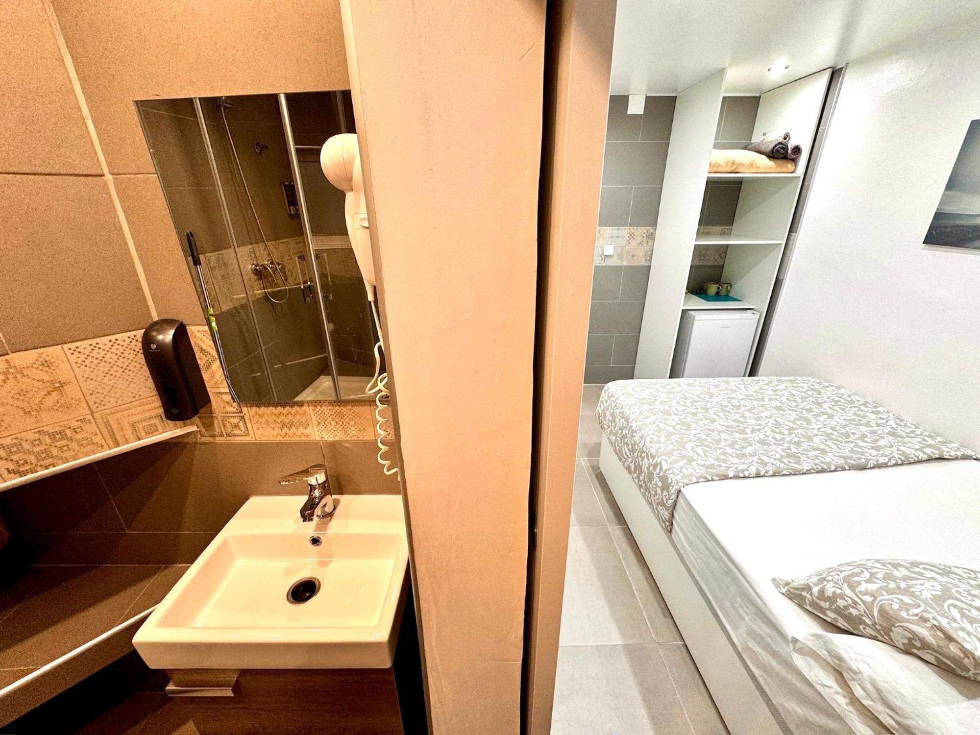 Suites Nuevas Con Bano Privado Frente Al Metro St Mwc Barcelona-Fira L’Hospitalet de Llobregat Exterior foto