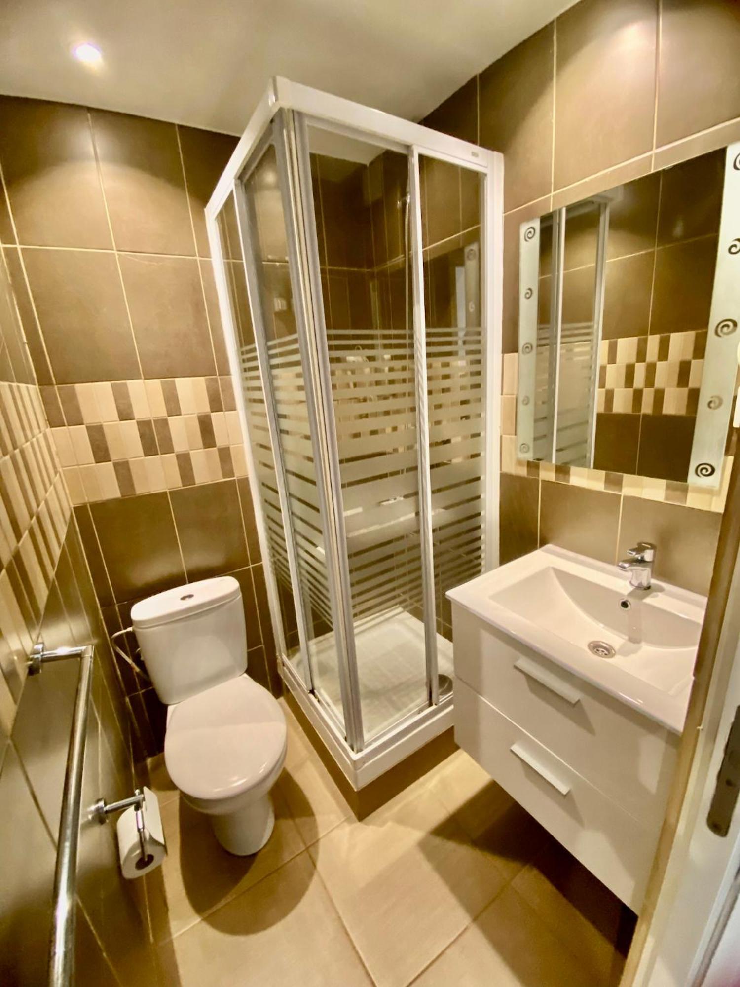 Suites Nuevas Con Bano Privado Frente Al Metro St Mwc Barcelona-Fira L’Hospitalet de Llobregat Exterior foto