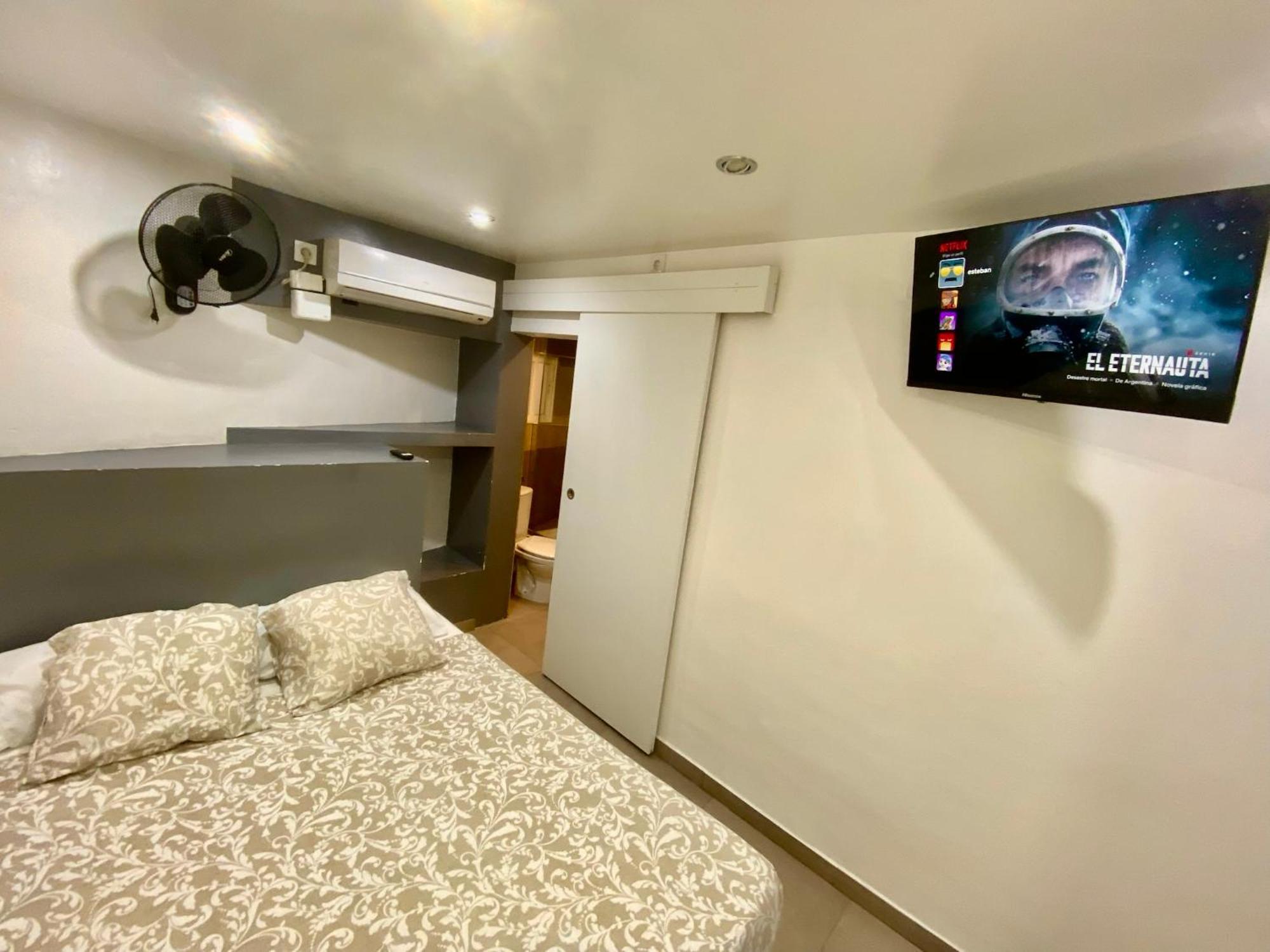 Suites Nuevas Con Bano Privado Frente Al Metro St Mwc Barcelona-Fira L’Hospitalet de Llobregat Exterior foto