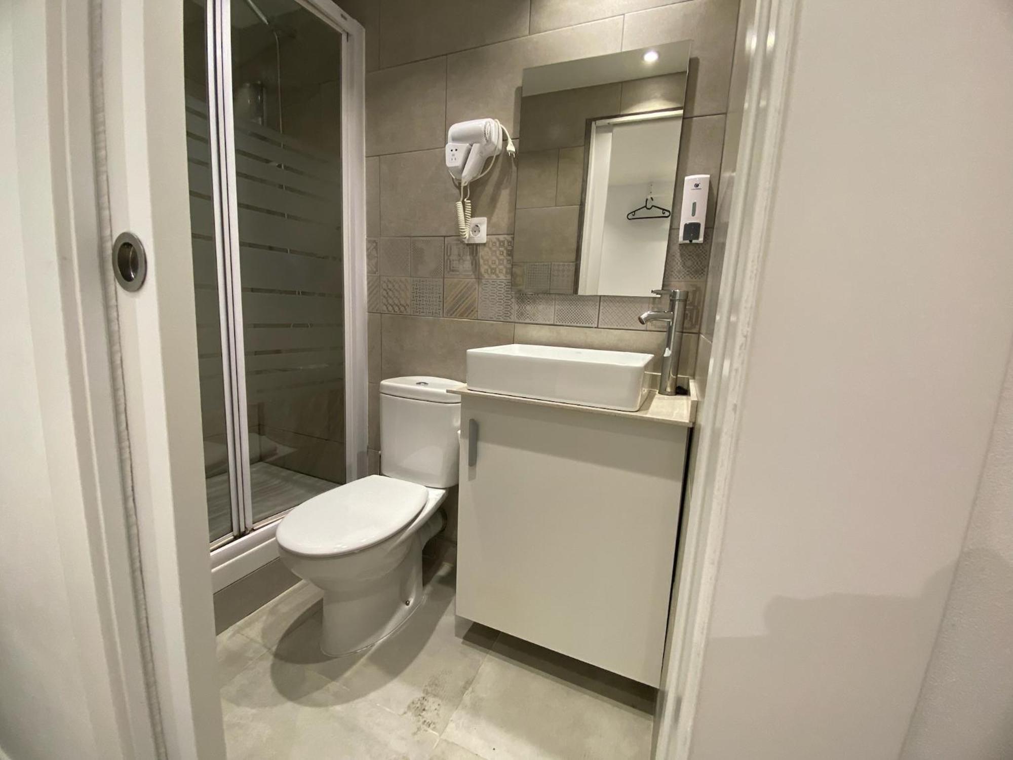 Suites Nuevas Con Bano Privado Frente Al Metro St Mwc Barcelona-Fira L’Hospitalet de Llobregat Exterior foto