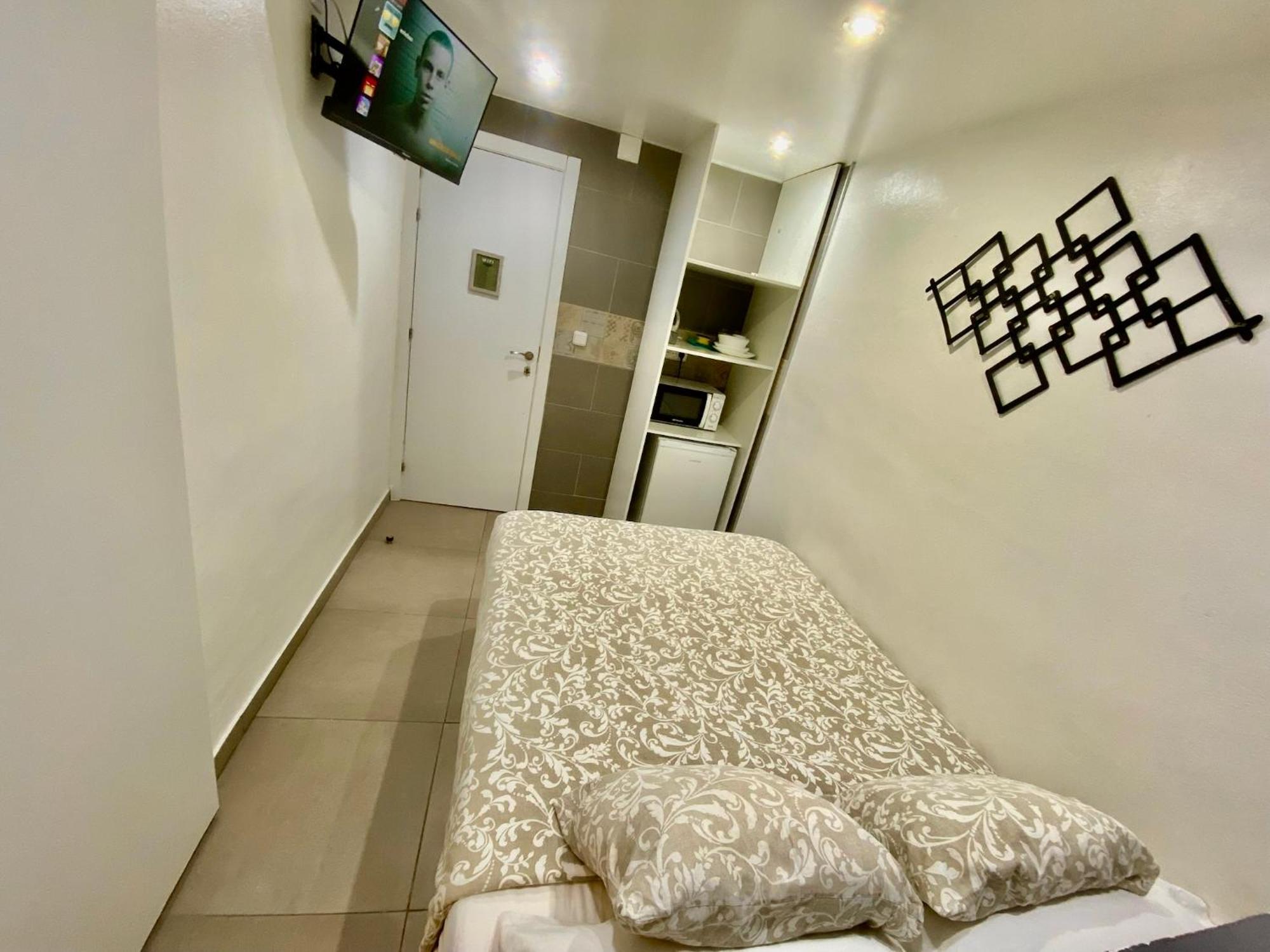 Suites Nuevas Con Bano Privado Frente Al Metro St Mwc Barcelona-Fira L’Hospitalet de Llobregat Exterior foto