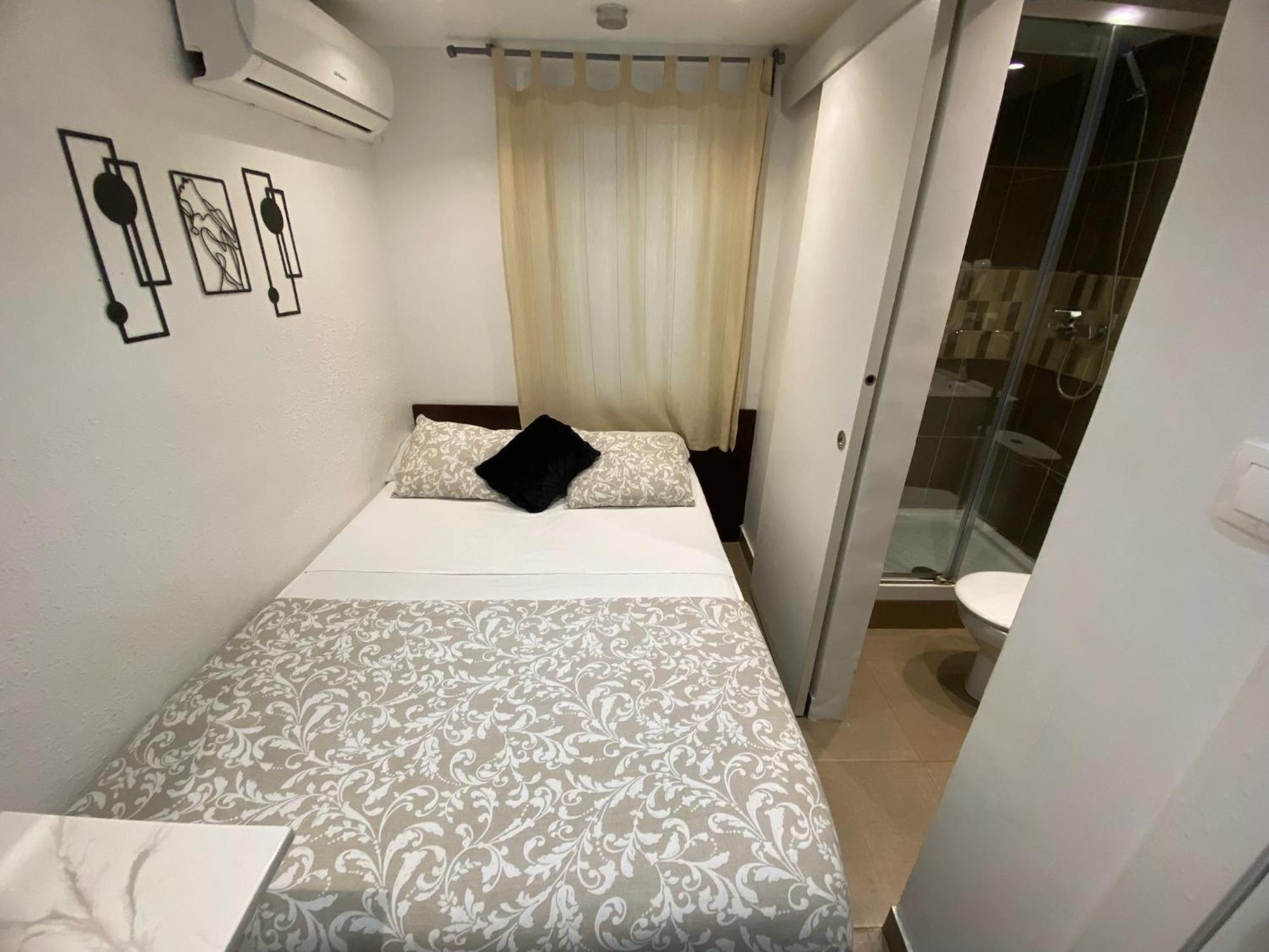 Suites Nuevas Con Bano Privado Frente Al Metro St Mwc Barcelona-Fira L’Hospitalet de Llobregat Exterior foto