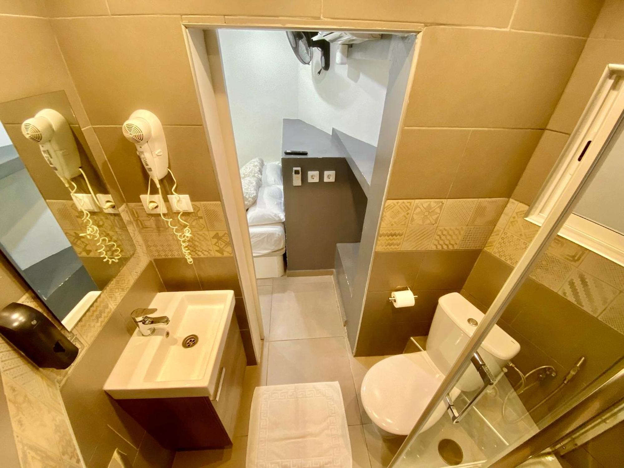 Suites Nuevas Con Bano Privado Frente Al Metro St Mwc Barcelona-Fira L’Hospitalet de Llobregat Exterior foto